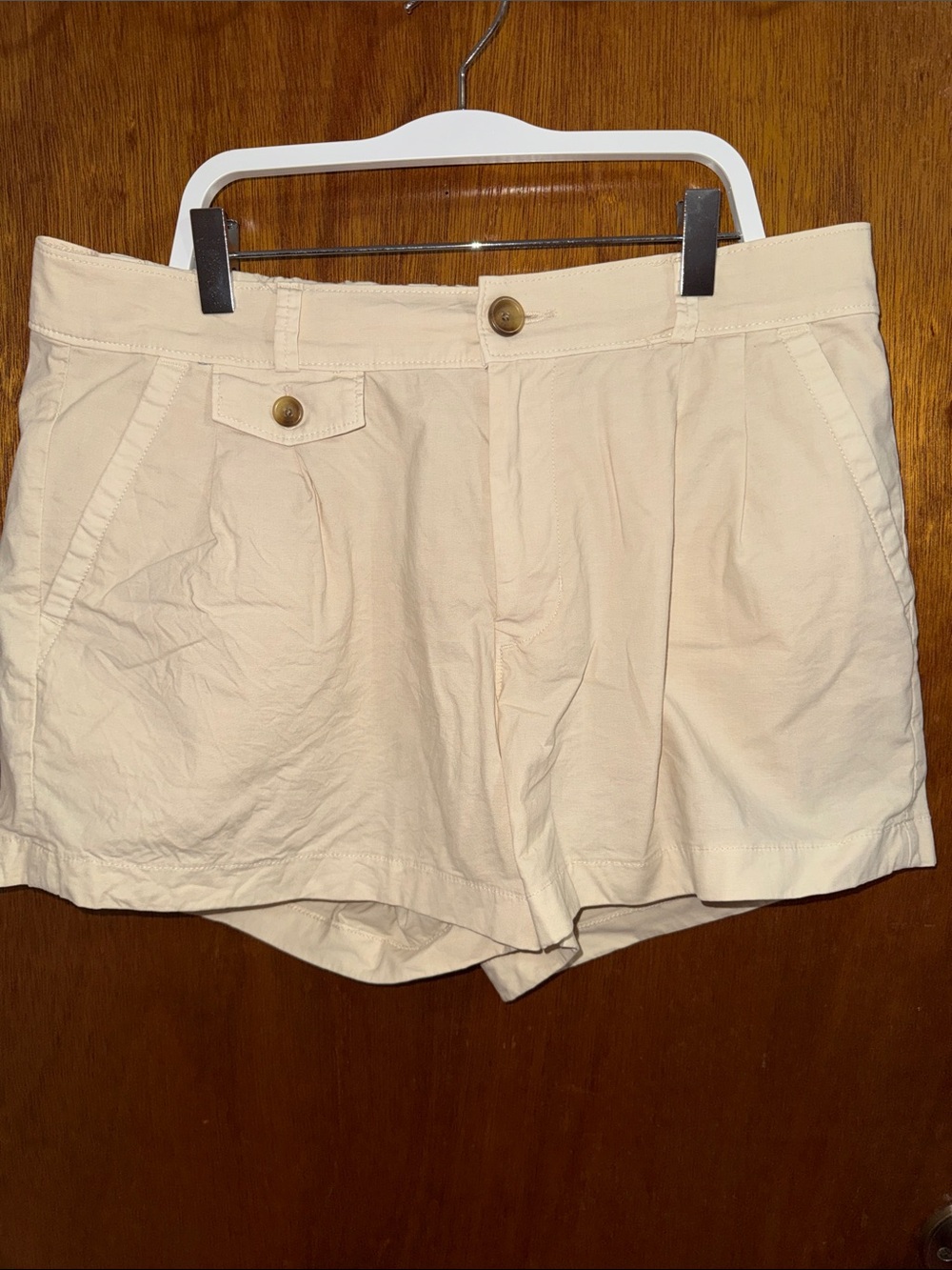 American Eagle Outfitters Cream High-Rise Pleated Shorts